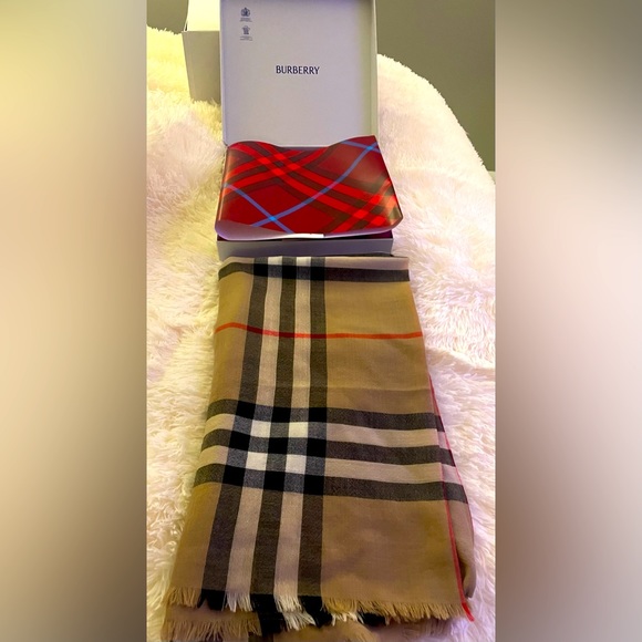 Basically brand new Burberry wool scarf. - Picture 1 of 4
